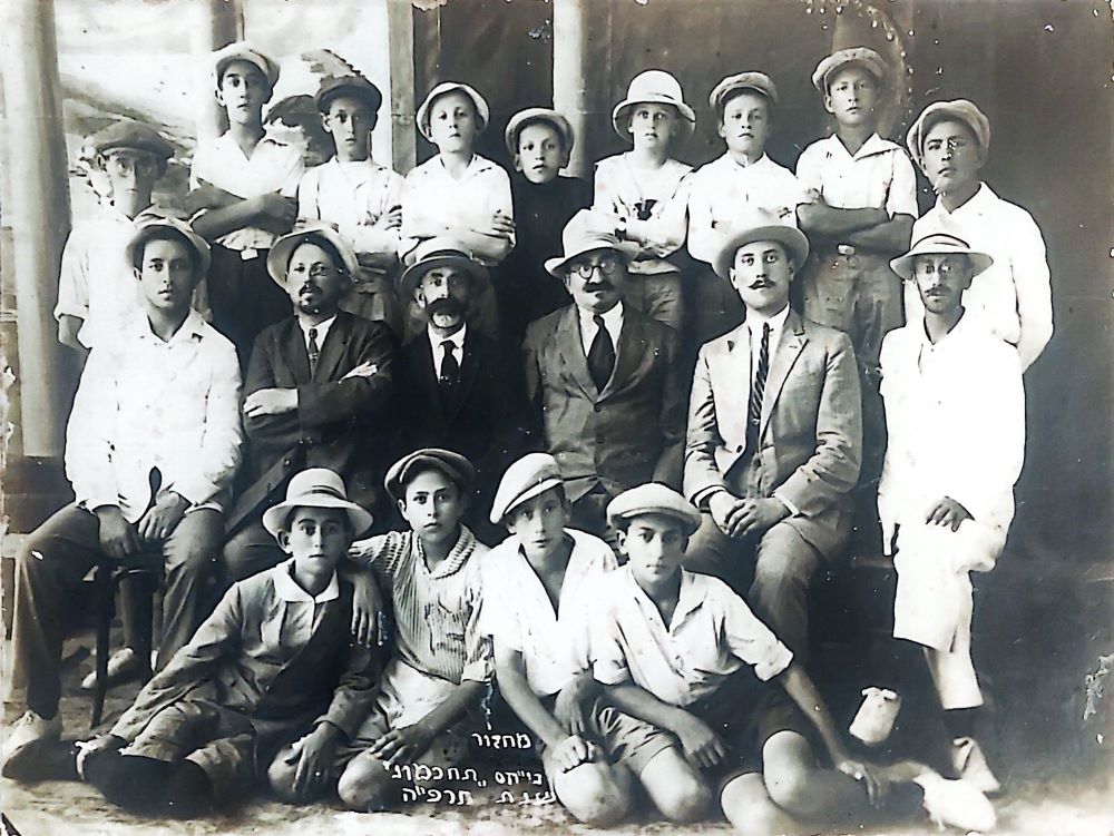 מחזור תרפ"ה של תלמידי בית הספר "תחכמוני" ומוריהם